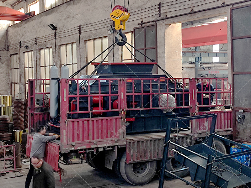 2PG1500x800直連式液壓對輥破碎機發往新疆