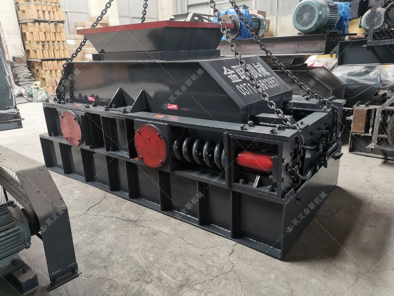 花崗巖制成沙子用對輥制沙機還是沖擊制砂機，哪個好用？